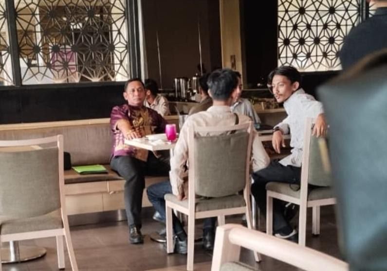 PLT Bupati Bekasi bersama mahasiswa.