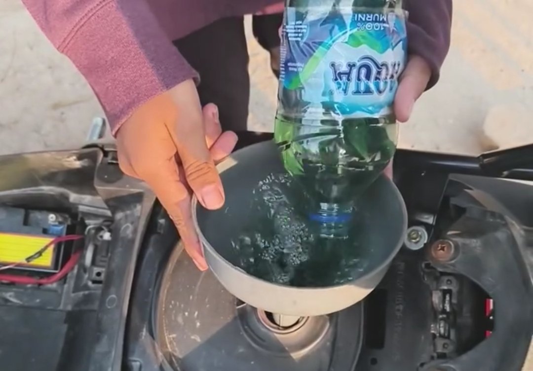 Penjual bensin eceran di Cikarang mengaku sudah tidak bisa lagi beli Pertalite dalam jumlah banyak di SPBU. Dampaknya, bensin eceran makin langka.