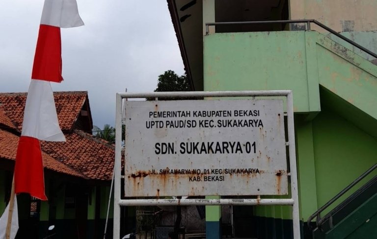 Kondisi ruang sekolah di SDN Sukaraya 01, Kecamatan Karangbahagia, yang dibobol maling dengan cara merusak akses masuk dari atap bangunan.