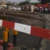 Sejumlah pengendara melintas di perlintasan.