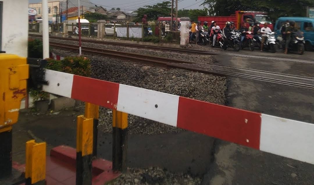 Sejumlah pengendara melintas di perlintasan.