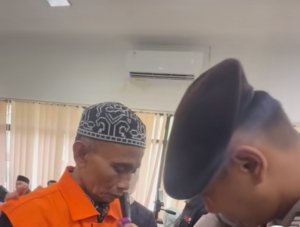 Ade Kuswara Kunang dan HM Kunang saat konferensi pers penahanan oleh KPK terkait kasus dugaan suap proyek di Kabupaten Bekasi.