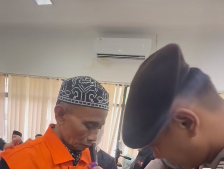Ade Kuswara Kunang dan HM Kunang saat konferensi pers penahanan oleh KPK terkait kasus dugaan suap proyek di Kabupaten Bekasi.