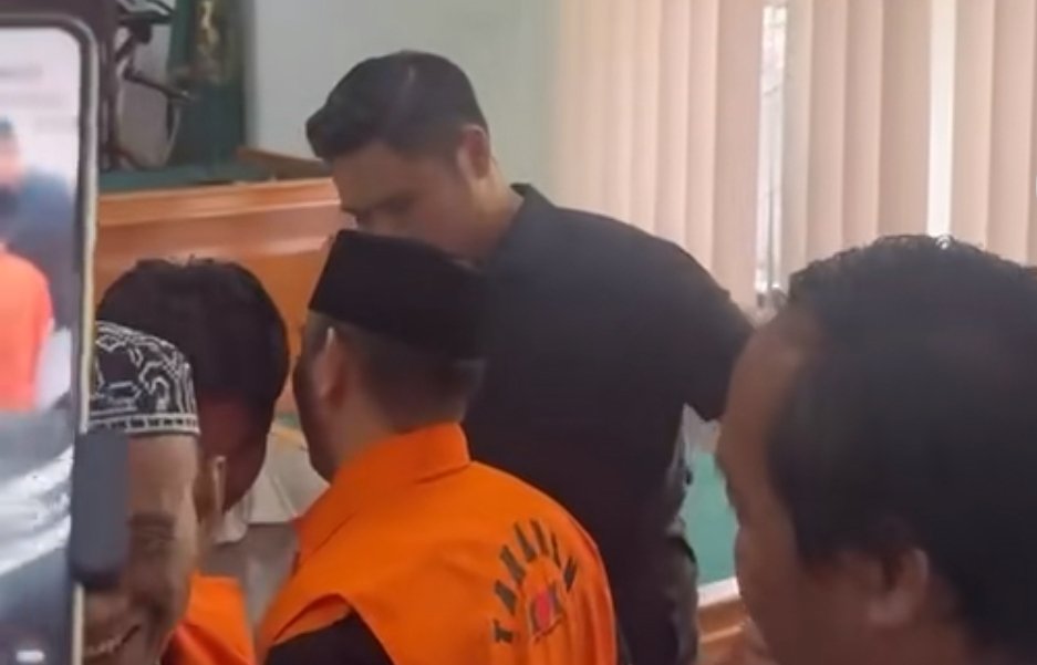 Ade Kuswara Kunang dan HM Kunang saat dihadirkan dalam kasus dugaan suap proyek di Kabupaten Bekasi.