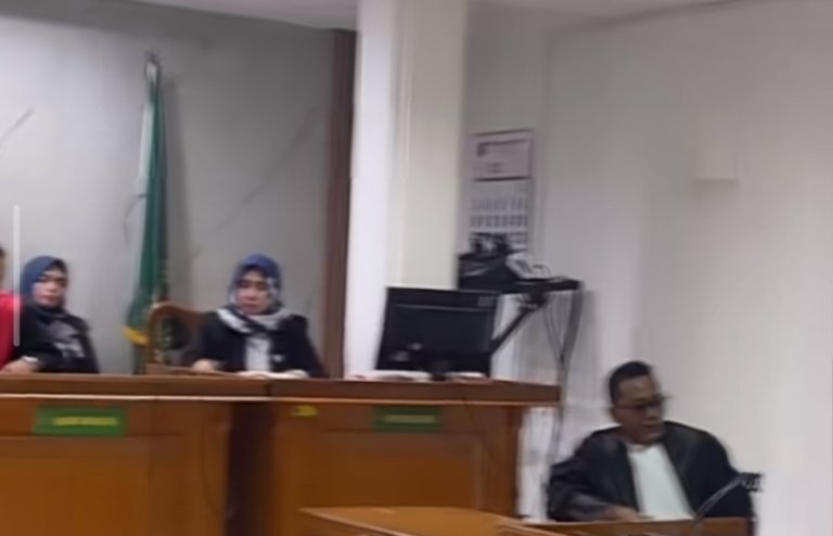 Ade Kuswara Kunang dan HM Kunang menjalani sidang perdana kasus dugaan korupsi di Pengadilan Tipikor Bandung.