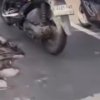 Video viral memperlihatkan lubang besar di Flyover Tegal Gede, Cikarang. Warga menyebut kondisi ini berbahaya dan kerap memicu kemacetan.
