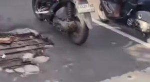 Video viral memperlihatkan lubang besar di Flyover Tegal Gede, Cikarang. Warga menyebut kondisi ini berbahaya dan kerap memicu kemacetan.