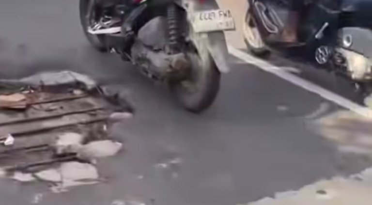 Video viral memperlihatkan lubang besar di Flyover Tegal Gede, Cikarang. Warga menyebut kondisi ini berbahaya dan kerap memicu kemacetan.