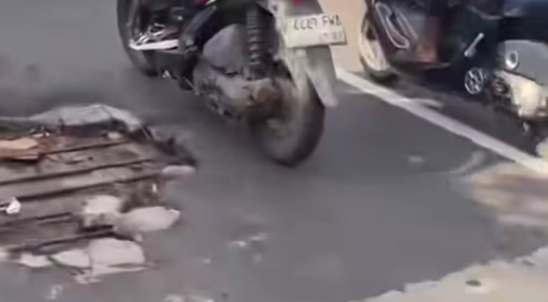 Video viral memperlihatkan lubang besar di Flyover Tegal Gede, Cikarang. Warga menyebut kondisi ini berbahaya dan kerap memicu kemacetan.