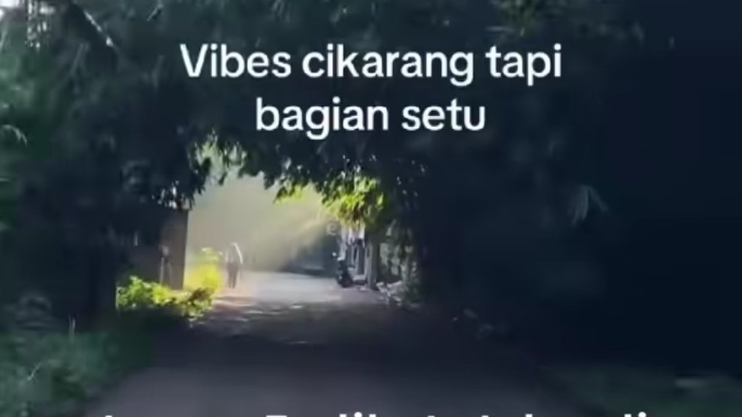 Masih ada Bekasi yang adem! Jalan di Setu ini dipenuhi pepohonan dan terasa sejuk