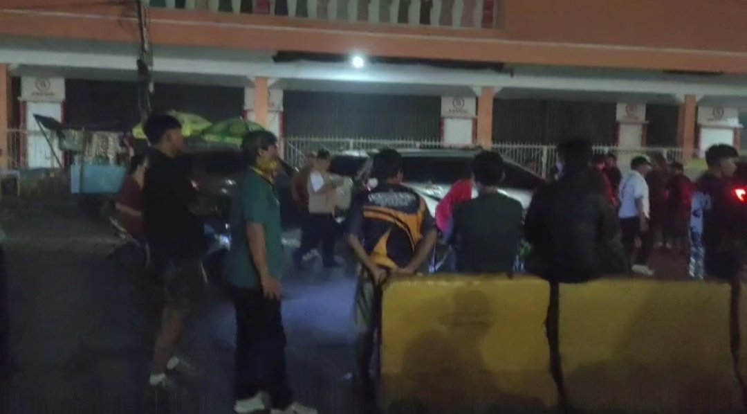 Satpol PP Kabupaten Bekasi bersama aparat gabungan kembali menggelar penertiban pedagang di kawasan SGC Cikarang.