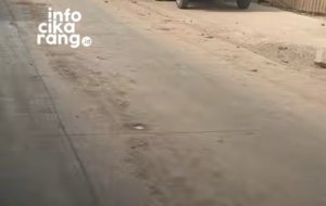 Kondisi Jalan Industri Pasirgombong dikeluhkan pengendara. Jalan dipenuhi tanah, berdebu saat panas dan licin ketika hujan turun.