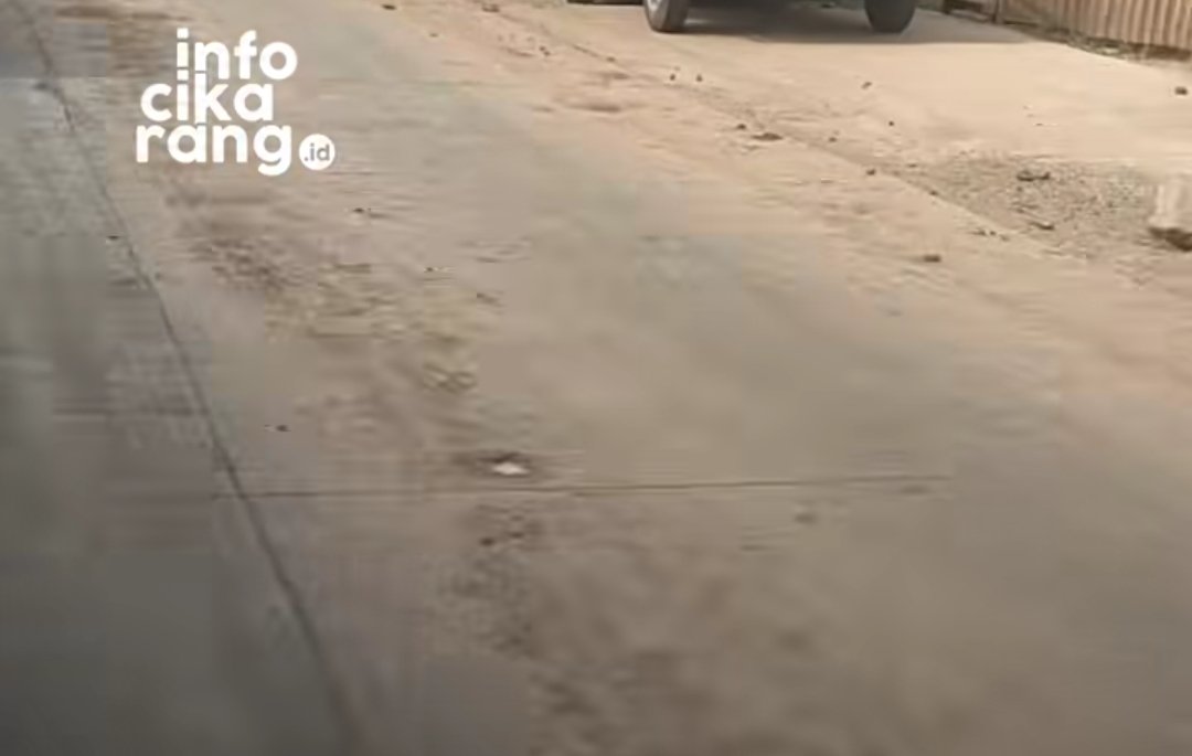 Kondisi Jalan Industri Pasirgombong dikeluhkan pengendara. Jalan dipenuhi tanah, berdebu saat panas dan licin ketika hujan turun.