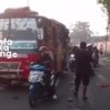 Kecelakaan lalu lintas terjadi di kawasan Rengasbandung pada Jumat 8 Mei 2026. Seorang pengendara diduga ditabrak mobil dari belakang dan videonya viral di media sosial.