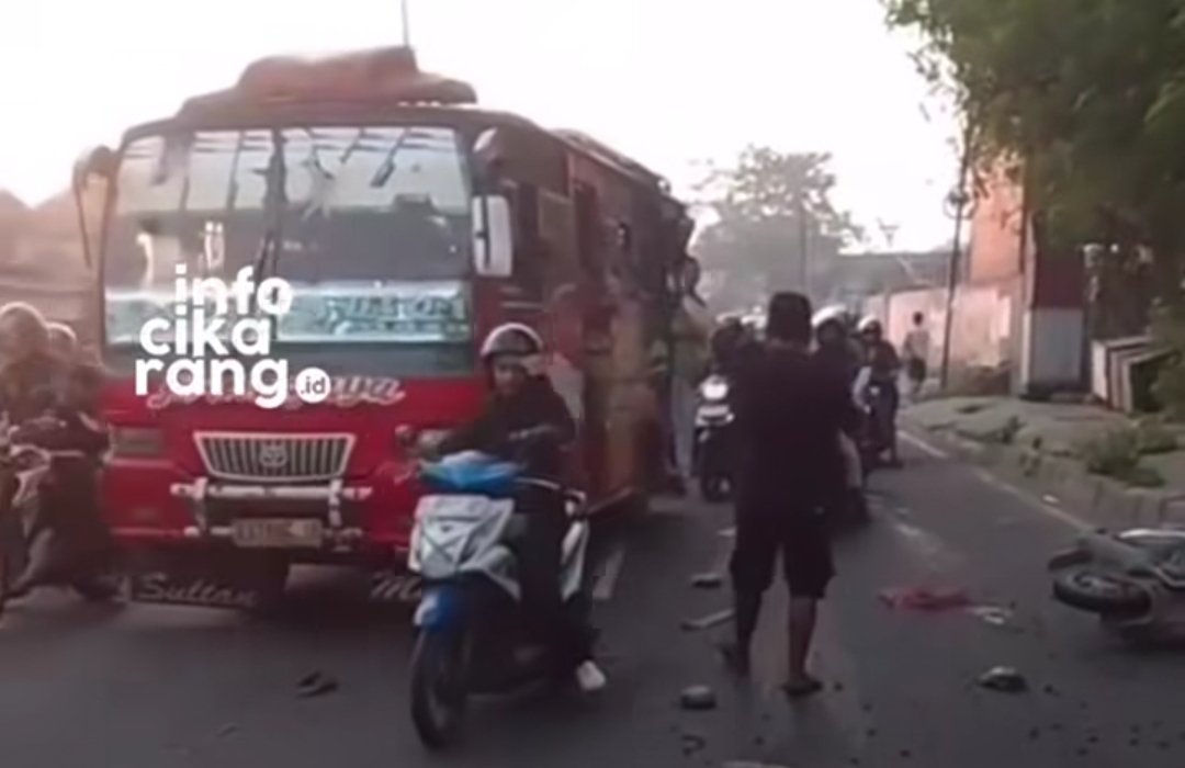 Kecelakaan lalu lintas terjadi di kawasan Rengasbandung pada Jumat 8 Mei 2026. Seorang pengendara diduga ditabrak mobil dari belakang dan videonya viral di media sosial.