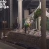 Karangan bunga dari pengguna KRL korban tragedi Bekasi Timur mulai dirapihkan dan dipindahkan ke pinggir jalan. Videonya bikin haru warganet.
