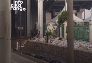 Karangan bunga dari pengguna KRL korban tragedi Bekasi Timur mulai dirapihkan dan dipindahkan ke pinggir jalan. Videonya bikin haru warganet.