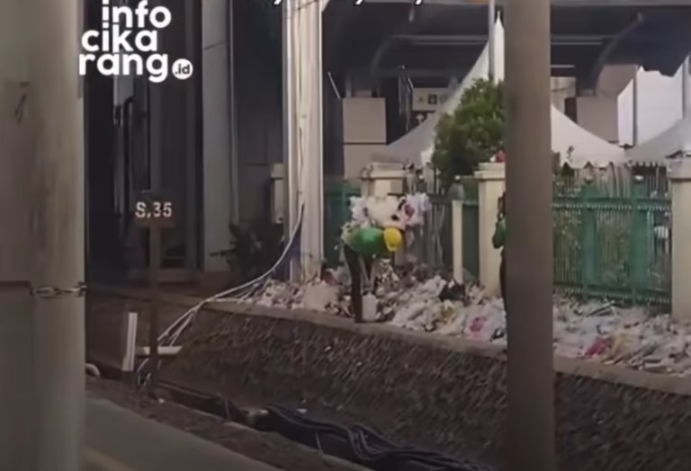 Karangan bunga dari pengguna KRL korban tragedi Bekasi Timur mulai dirapihkan dan dipindahkan ke pinggir jalan. Videonya bikin haru warganet.