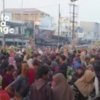 Kondisi Pasar Tumpah Cikarang dipadati pedagang hingga memakan badan jalan, membuat aktivitas jual beli warga menjadi sempit dan sulit dilalui, Minggu (10/5/2026).