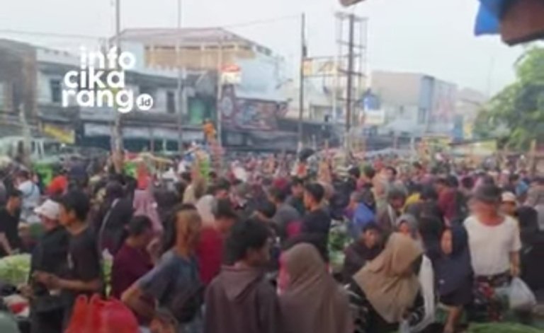 Kondisi Pasar Tumpah Cikarang dipadati pedagang hingga memakan badan jalan, membuat aktivitas jual beli warga menjadi sempit dan sulit dilalui, Minggu (10/5/2026).
