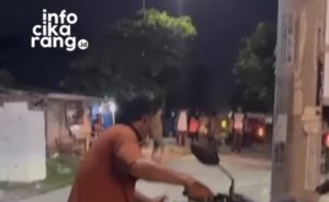 Sejumlah warga menyaksikan situasi tawuran yang terjadi di dekat Gedung PGRI Kecamatan Pebayuran, Kabupaten Bekasi, Minggu (10/5/2026) sore.