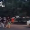 Situasi kawasan Bundaran Galuh Mas Karawang dipenuhi kerumunan suporter saat bentrokan The Jakmania dan Bobotoh terjadi, Minggu (10/5/2026).
