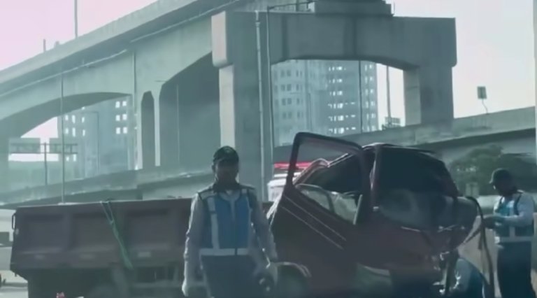 Kondisi kemacetan di Tol Cikampek arah Bandung KM 10 setelah terjadi kecelakaan pada Senin (11/5/2026).