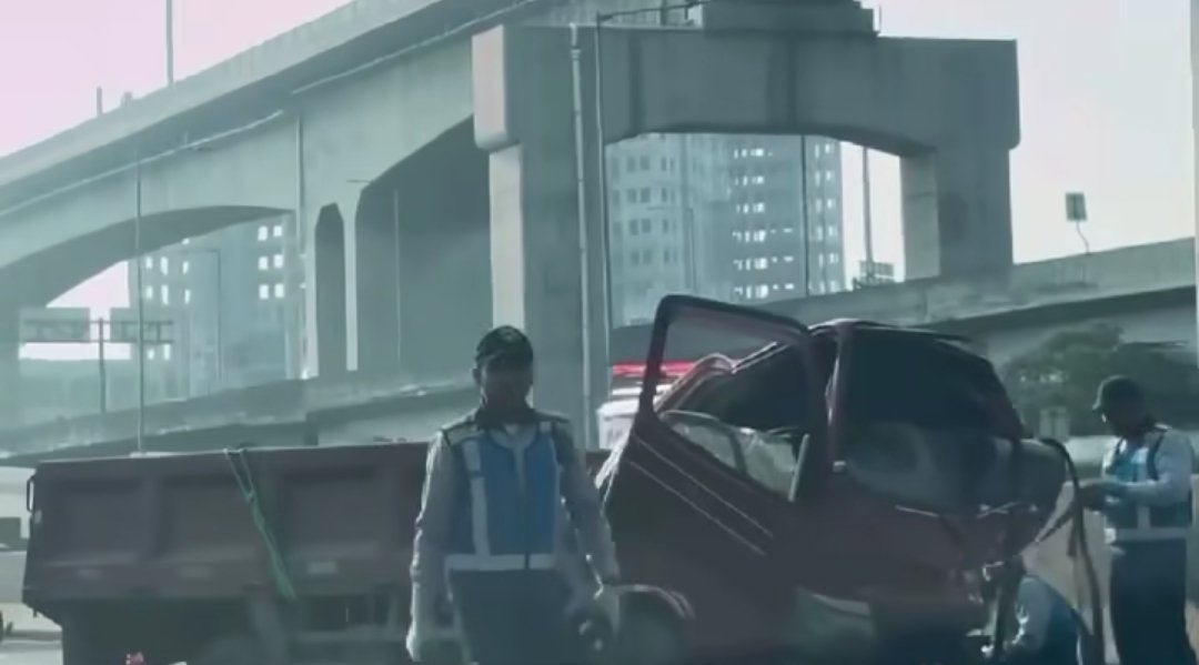 Kondisi kemacetan di Tol Cikampek arah Bandung KM 10 setelah terjadi kecelakaan pada Senin (11/5/2026).