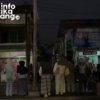 Warga nekat menyebrang Jalan Gatot Subroto Cikarang di sela padatnya kendaraan karena hingga kini belum tersedia JPO yang memadai.