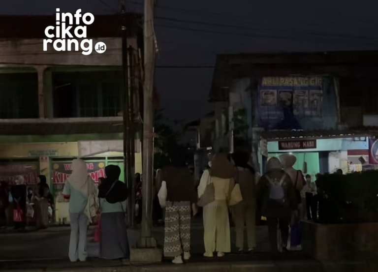 Warga nekat menyebrang Jalan Gatot Subroto Cikarang di sela padatnya kendaraan karena hingga kini belum tersedia JPO yang memadai.