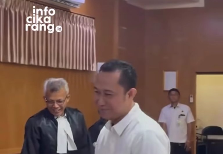 Suasana sidang kasus dugaan korupsi proyek di Kabupaten Bekasi yang menyeret Bupati Bekasi nonaktif Ade Kuswara Kunang dan ayahnya di PN Bandung.