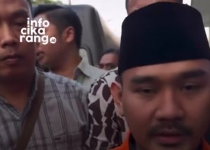 Ade Kuswara Kunang menyampaikan klarifikasi usai sidang dugaan korupsi proyek di Kabupaten Bekasi, Senin (11/5/2026).