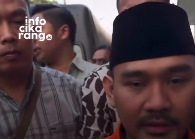 Ade Kuswara Kunang menyampaikan klarifikasi usai sidang dugaan korupsi proyek di Kabupaten Bekasi, Senin (11/5/2026).
