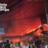 Api terlihat membakar sebuah lokasi di kawasan Kalimalang arah Warung Bongkok pada Rabu (13/5/2026) sekitar pukul 01.00 WIB.
