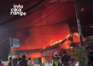 Api terlihat membakar sebuah lokasi di kawasan Kalimalang arah Warung Bongkok pada Rabu (13/5/2026) sekitar pukul 01.00 WIB.