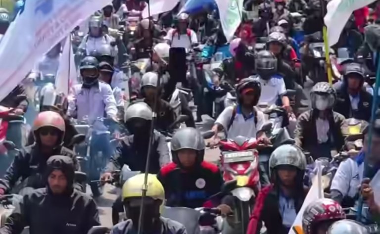Plt Bupati Bekasi Asep Surya Atmaja menerima audiensi Aliansi Buruh Bekasi Melawan bersama unsur Forkopimda di Gedung Bupati Bekasi, Rabu (13/5/2026).
