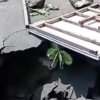 Lubang besar di Jalan Inspeksi Kalimalang, Cibitung diduga dipicu gorong-gorong rusak. DPRD Kabupaten Bekasi meminta pemerintah segera melakukan perbaikan menyeluruh agar tidak membahayakan pengendara.