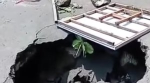 Lubang besar di Jalan Inspeksi Kalimalang, Cibitung diduga dipicu gorong-gorong rusak. DPRD Kabupaten Bekasi meminta pemerintah segera melakukan perbaikan menyeluruh agar tidak membahayakan pengendara.