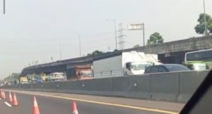 Kepadatan kendaraan terjadi di ruas Tol Jakarta-Cikampek arah Cikampek saat long weekend hingga diberlakukan contraflow dari Km 47 sampai Km 65.