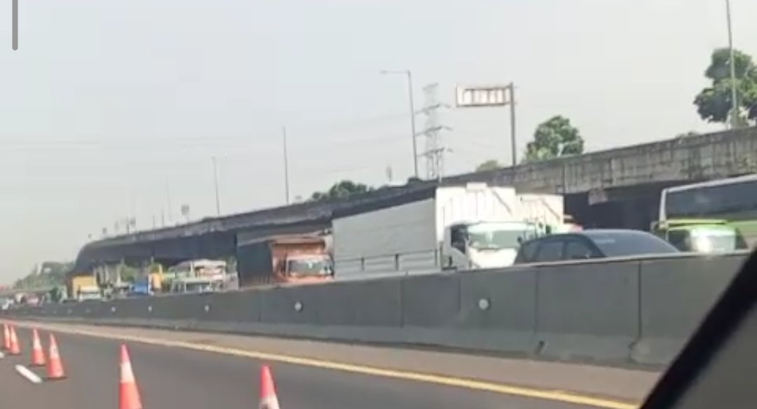 Kepadatan kendaraan terjadi di ruas Tol Jakarta-Cikampek arah Cikampek saat long weekend hingga diberlakukan contraflow dari Km 47 sampai Km 65.