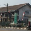 Petugas kepolisian mengamankan sejumlah barang bukti berupa celurit, corbek, dan stik golf usai membubarkan aksi tawuran remaja di sekitar Stasiun Lemahabang, Cikarang Utara, Kabupaten Bekasi.