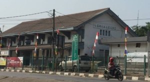 Petugas kepolisian mengamankan sejumlah barang bukti berupa celurit, corbek, dan stik golf usai membubarkan aksi tawuran remaja di sekitar Stasiun Lemahabang, Cikarang Utara, Kabupaten Bekasi.
