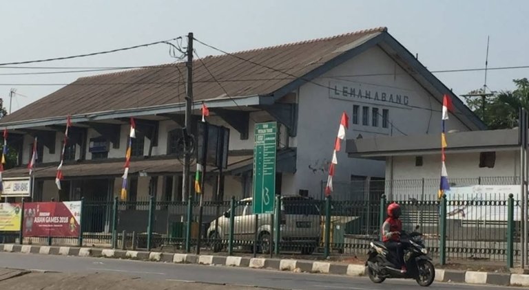 Petugas kepolisian mengamankan sejumlah barang bukti berupa celurit, corbek, dan stik golf usai membubarkan aksi tawuran remaja di sekitar Stasiun Lemahabang, Cikarang Utara, Kabupaten Bekasi.