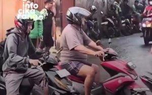 Kondisi Jalan Yos Sudarso Cikarang terlihat licin akibat tumpahan solar yang membentang dari pertigaan SGC hingga area Stasiun Cikarang.