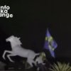 Sejumlah Bobotoh melakukan konvoi kemenangan Persib Bandung di kawasan Patung Kuda Jababeka, Cikarang, bahkan ada yang nekat menaiki patung ikonik tersebut.