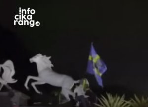 Sejumlah Bobotoh melakukan konvoi kemenangan Persib Bandung di kawasan Patung Kuda Jababeka, Cikarang, bahkan ada yang nekat menaiki patung ikonik tersebut.