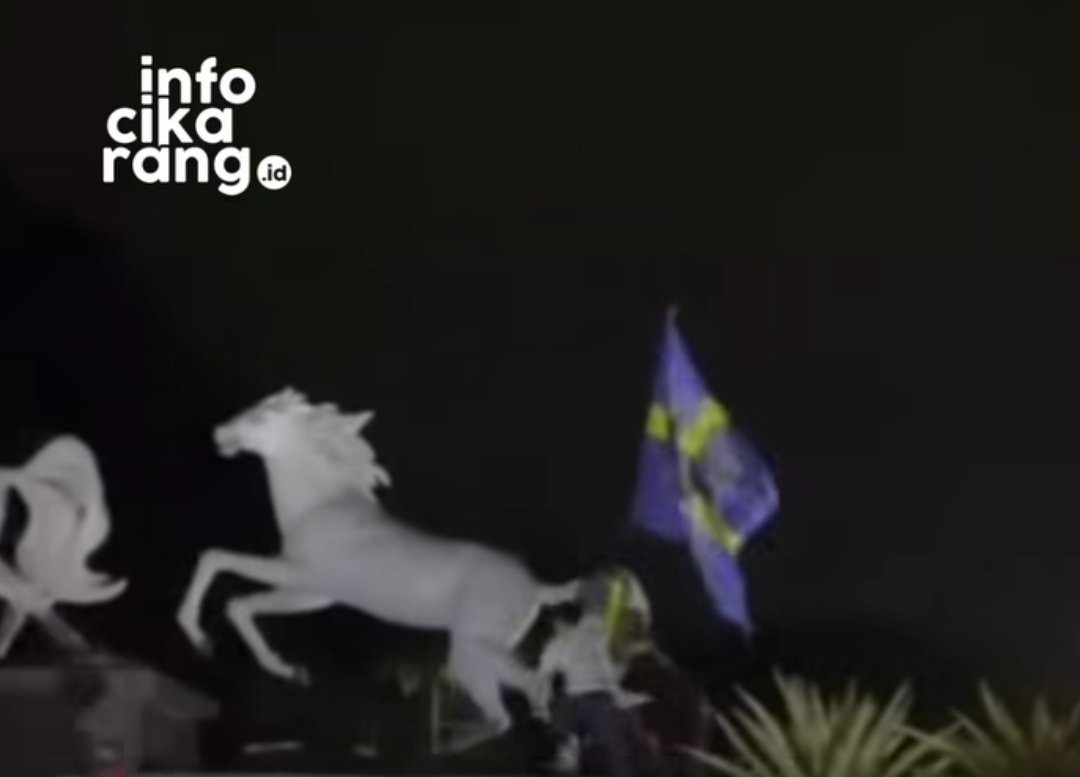 Sejumlah Bobotoh melakukan konvoi kemenangan Persib Bandung di kawasan Patung Kuda Jababeka, Cikarang, bahkan ada yang nekat menaiki patung ikonik tersebut.