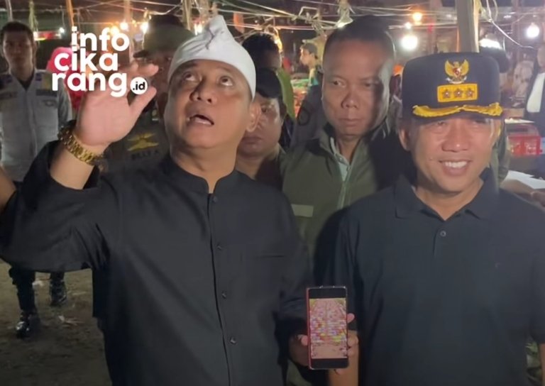 Plt Bupati Bekasi meninjau langsung lokasi kebakaran Gedung Ramayana Pasar Baru Cikarang usai api berhasil dipadamkan sepenuhnya.