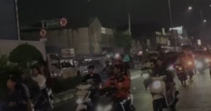 Ratusan Bobotoh melakukan konvoi kemenangan Persib Bandung di Jalan RE Martadinata, Cikarang Kota, usai laga melawan PSM Makassar.
