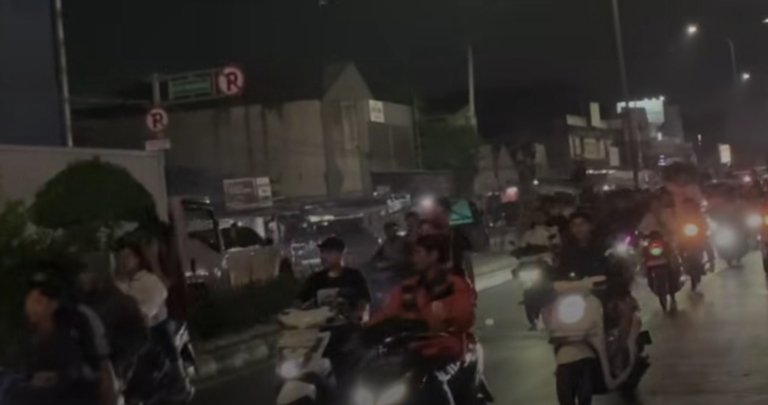 Ratusan Bobotoh melakukan konvoi kemenangan Persib Bandung di Jalan RE Martadinata, Cikarang Kota, usai laga melawan PSM Makassar.